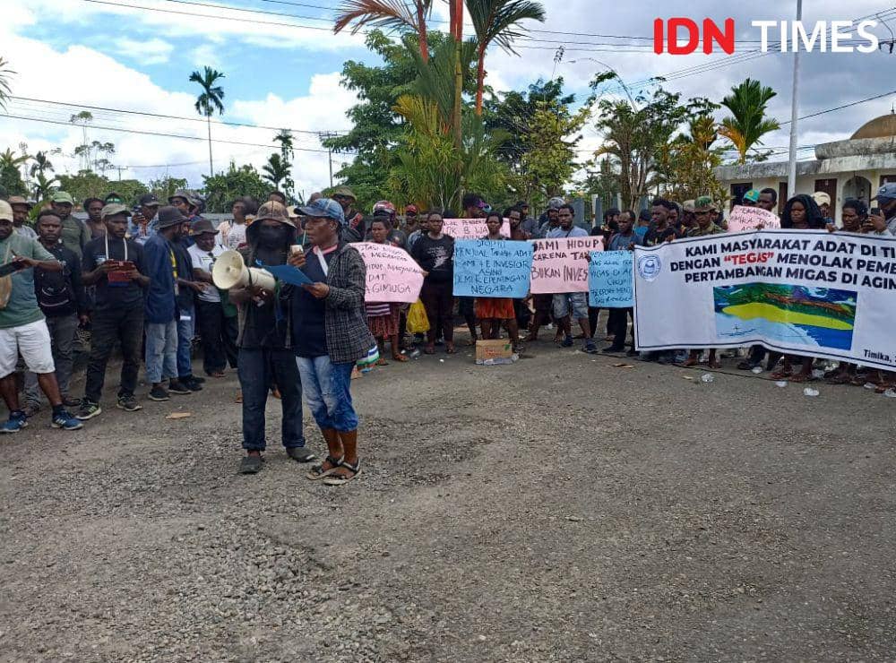 Aksi penolakan tambang Migas oleh masyarakat adat di Kantor DPRD Mimika, Jalan Cenderawasih, Timika, Papua Tengah, Senin (30/10/2023). (IDN Times/Endy Langobelen)