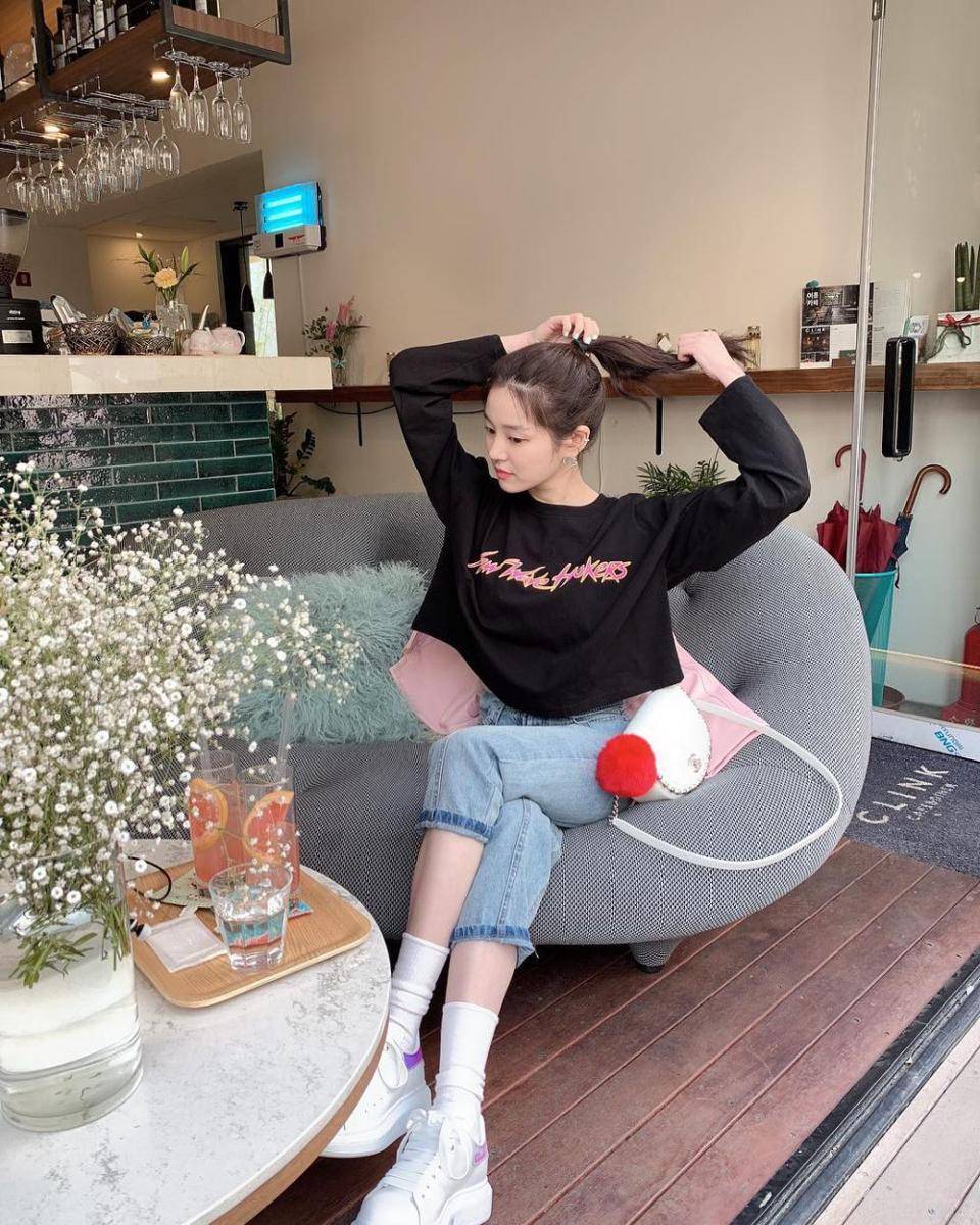 outfit hangout kece ala Lee Yoo Bi (instagram.com/yubi_190)