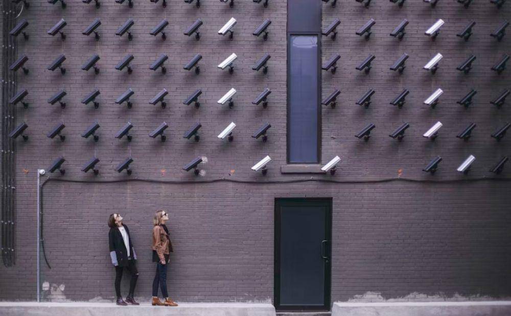ilustrasi orang yang kehilangan privasi (unsplash.com/Matthew Henry)