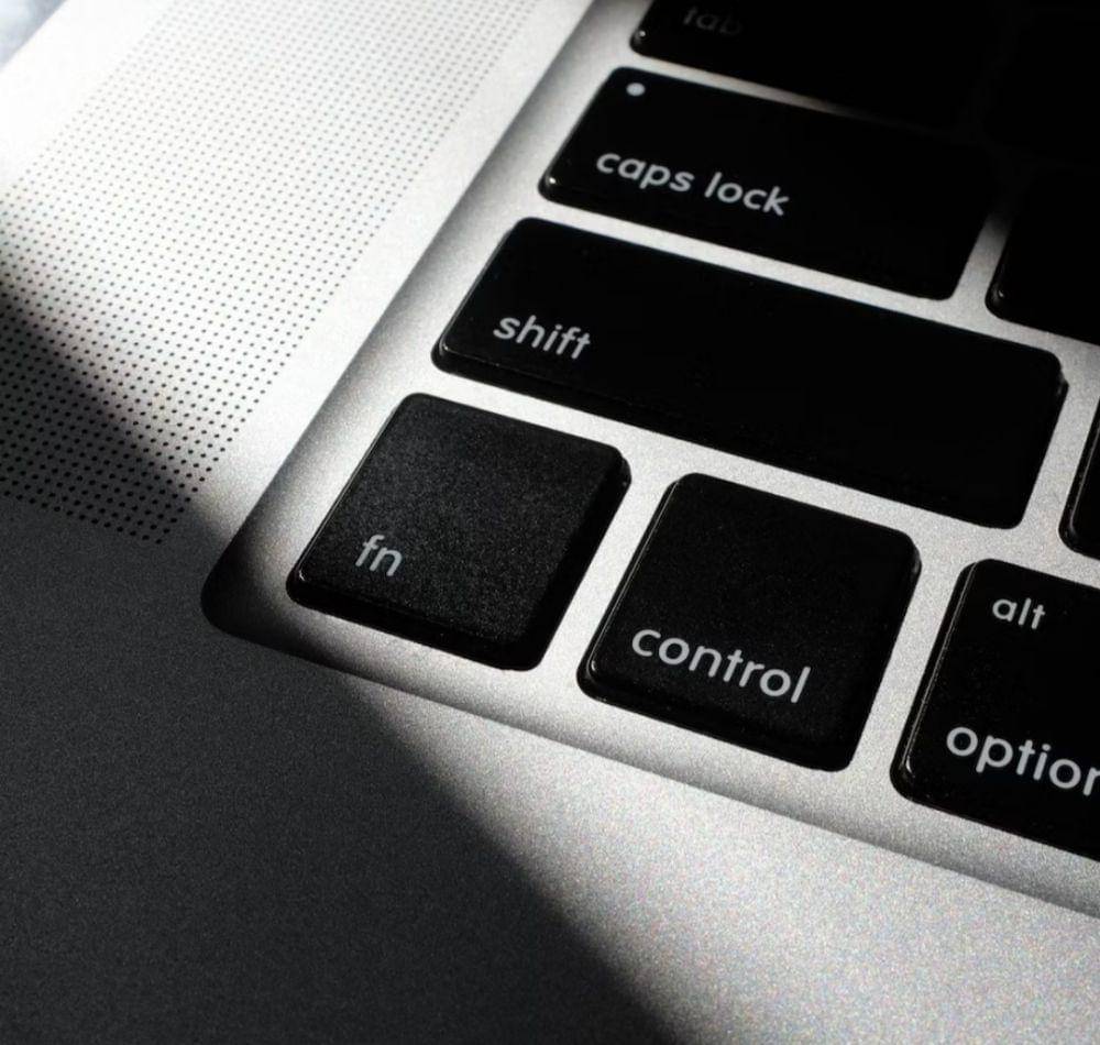 ilustrasi mengontrol sesuatu (unsplash.com/charlesdeluvio)