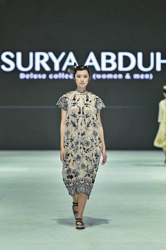 ide gaya ala ibu pejabat, koleksi Surya Abduh di JFW 2024 (dok. Getty Images/Jakarta Fashion Week)