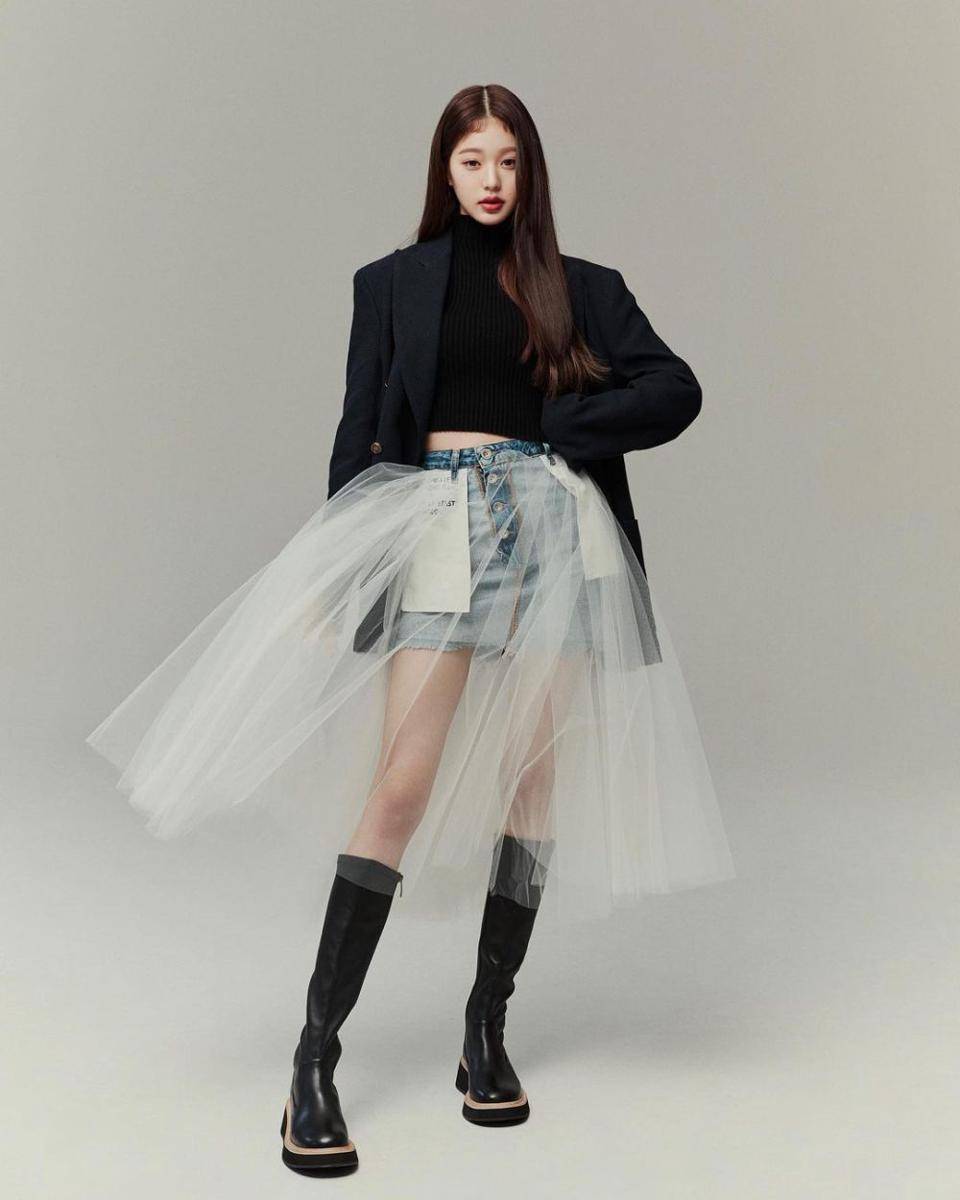 ide mix and match rok denim ala Wonyoung IVE (instagram.com/for_everyoung10)