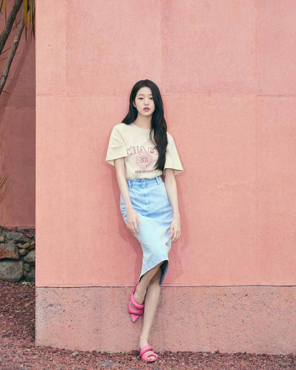 ide mix and match rok denim ala Wonyoung IVE (instagram.com/sjsjofficial)