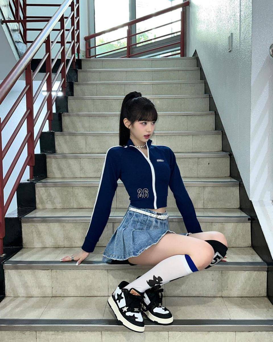 ide mix and match rok denim ala Wonyoung IVE (instagram.com/for_everyoung10)