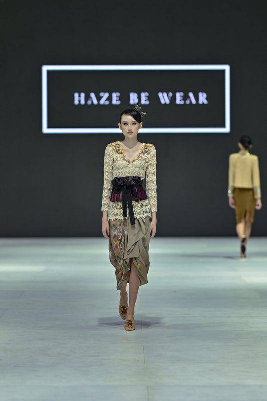 ide gaya modern dari kain tradisional ala Haze Be Wear (dok. Getty Images/Jakarta Fashion Week)