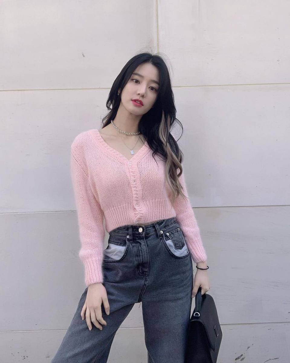 outfit hangout kece ala Lee Yoo Bi (instagram.com/yubi_190)