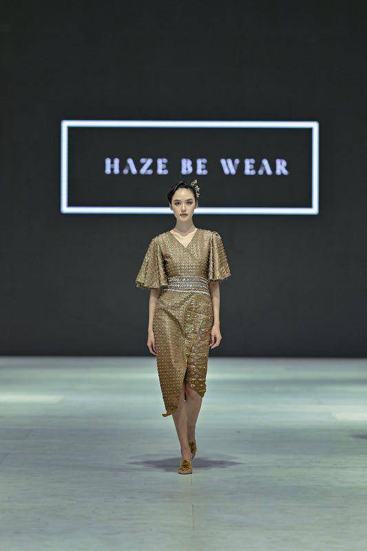 ide gaya modern dari kain tradisional ala Haze Be Wear (dok. Getty Images/Jakarta Fashion Week)
