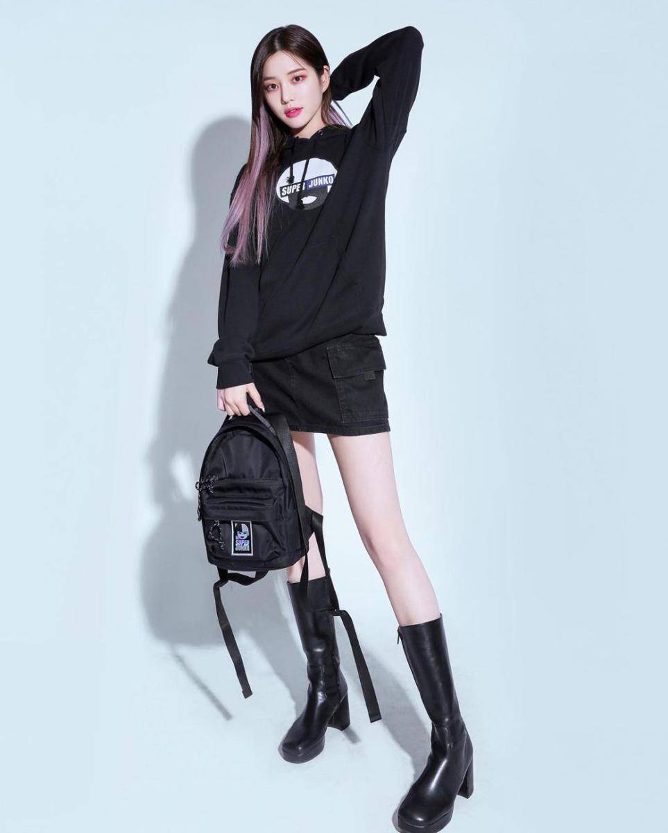 outfit hangout kece ala Lee Yoo Bi (instagram.com/yubi_190)