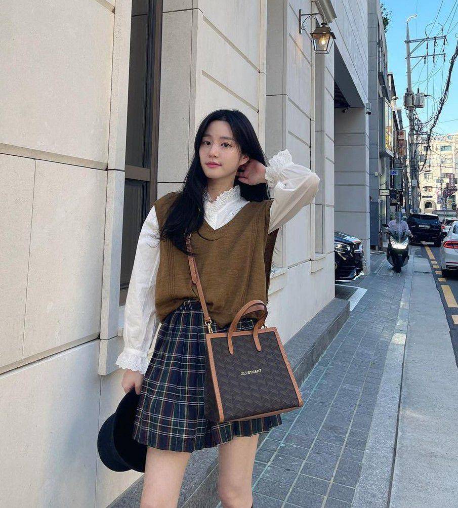 outfit hangout kece ala Lee Yoo Bi (instagram.com/yubi_190)