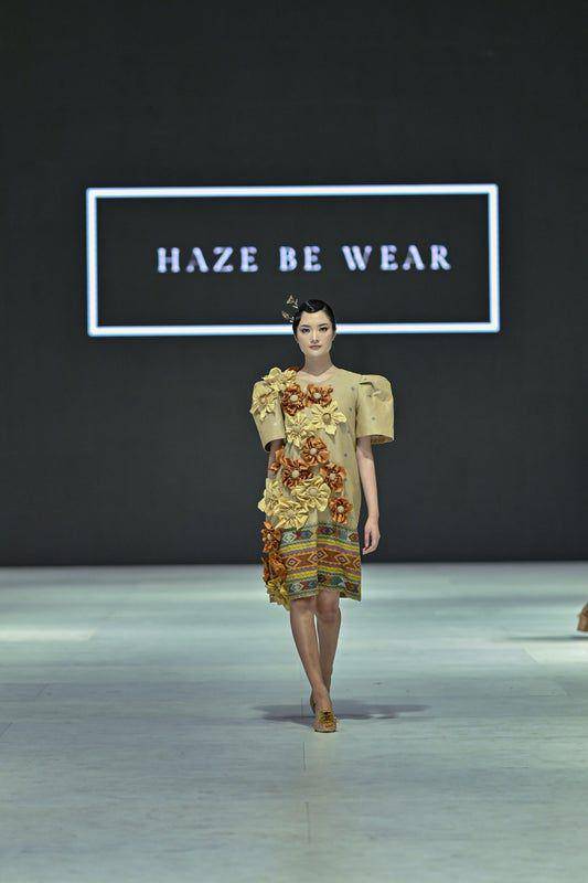 ide gaya modern dari kain tradisional ala Haze Be Wear (dok. Getty Images/Jakarta Fashion Week)
