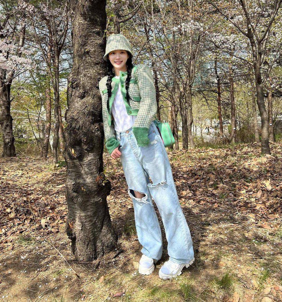 outfit hangout kece ala Lee Yoo Bi (instagram.com/yubi_190)