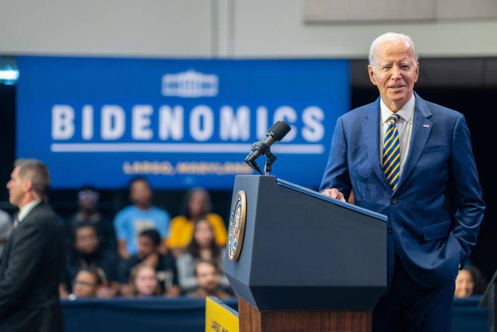 Presiden Biden menyampaikan pidato di Largo, Maryland. Ia menggembar-gemborkan kebijakan ekonominya sendiri sambil mengkritik pendahulunya, Donald Trump. (commons.wikimedia.org/The White House)