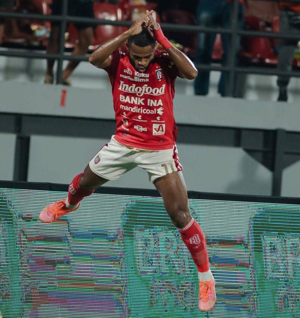 Yabes Roni usai mencetak gol. (Instagram.com/baliunitedfc)