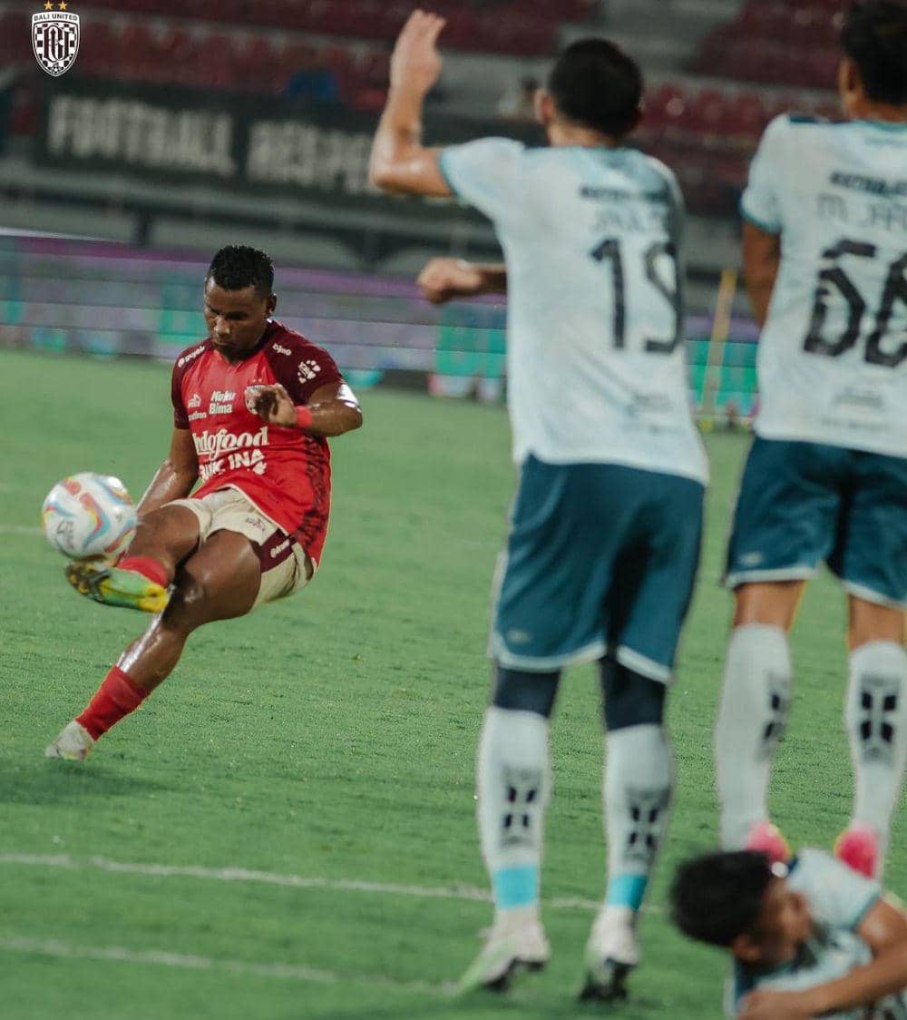 Eber Bessa saat melakukan tendangan bebas. (Instagram.com/baliunitedfc)