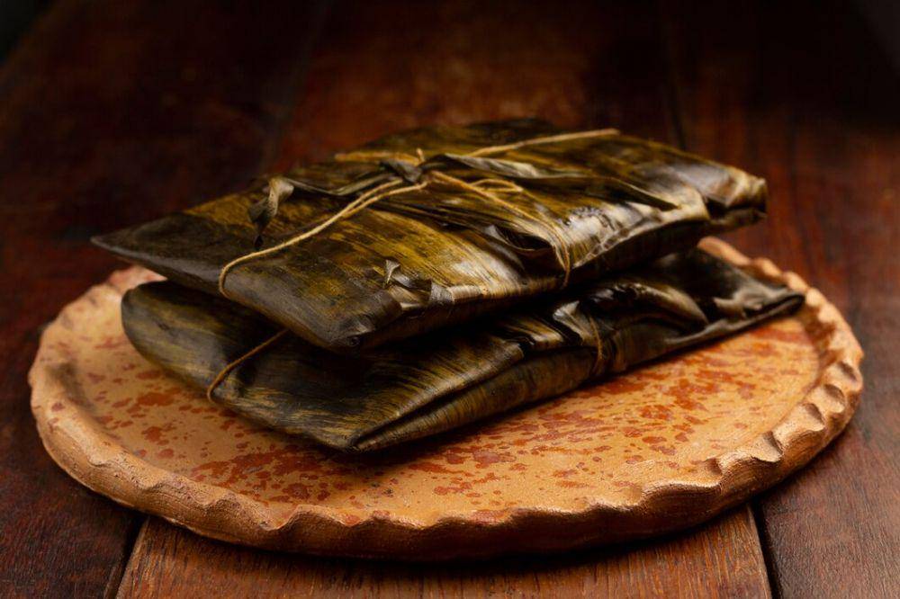 makanan berbungkus daun pisang (freepik.com/freepik)