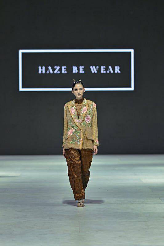 ide gaya modern dari kain tradisional ala Haze Be Wear (dok. Getty Images/Jakarta Fashion Week)