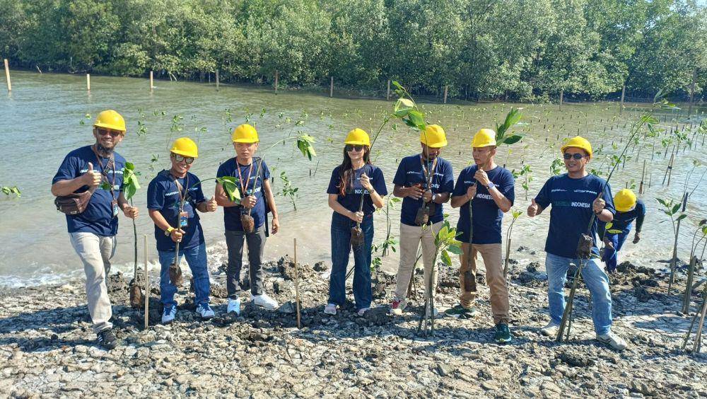 PT Permodalan Nasional Madani (PNM) Cabang Balikpapan bekerja sama dengan PT Waskita Beton Precast Tbk melakukan penanaman pohon mangrove dan penyediaan sarana sanitasi air bersih di wilayah Kota Balikpapan, Provinsi Kalimantan Timur sebagai wujud dari Program Tanggung Jawab Sosial dan Lingkungan (TJSL) yang dilaksanakan pada Rabu (25/10) lalu di Pulau Balang dan pada Kamis (26/10) di Desa Datuk Nondol serta Desa Sukaraja, Balikpapan, Kalimantan Timur. (Dok. PNM)
