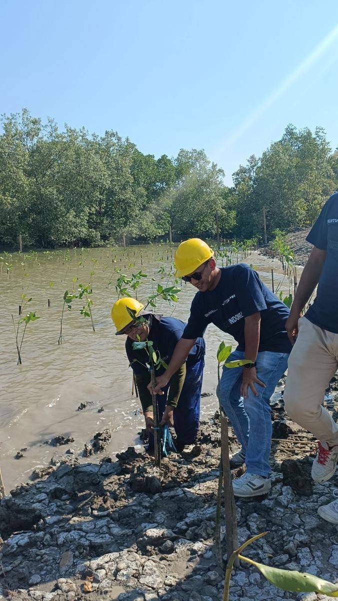 PT Permodalan Nasional Madani (PNM) Cabang Balikpapan bekerja sama dengan PT Waskita Beton Precast Tbk melakukan penanaman pohon mangrove dan penyediaan sarana sanitasi air bersih di wilayah Kota Balikpapan, Provinsi Kalimantan Timur sebagai wujud dari Program Tanggung Jawab Sosial dan Lingkungan (TJSL) yang dilaksanakan pada Rabu (25/10) lalu di Pulau Balang dan pada Kamis (26/10) di Desa Datuk Nondol serta Desa Sukaraja, Balikpapan, Kalimantan Timur. (Dok. PNM)
