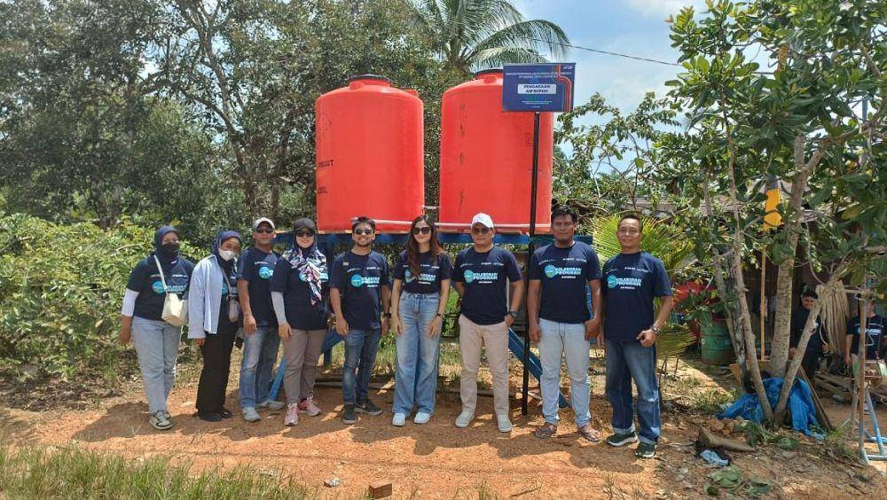 PT Permodalan Nasional Madani (PNM) Cabang Balikpapan bekerja sama dengan PT Waskita Beton Precast Tbk melakukan penanaman pohon mangrove dan penyediaan sarana sanitasi air bersih di wilayah Kota Balikpapan, Provinsi Kalimantan Timur sebagai wujud dari Program Tanggung Jawab Sosial dan Lingkungan (TJSL) yang dilaksanakan pada Rabu (25/10) lalu di Pulau Balang dan pada Kamis (26/10) di Desa Datuk Nondol serta Desa Sukaraja, Balikpapan, Kalimantan Timur. (Dok. PNM)