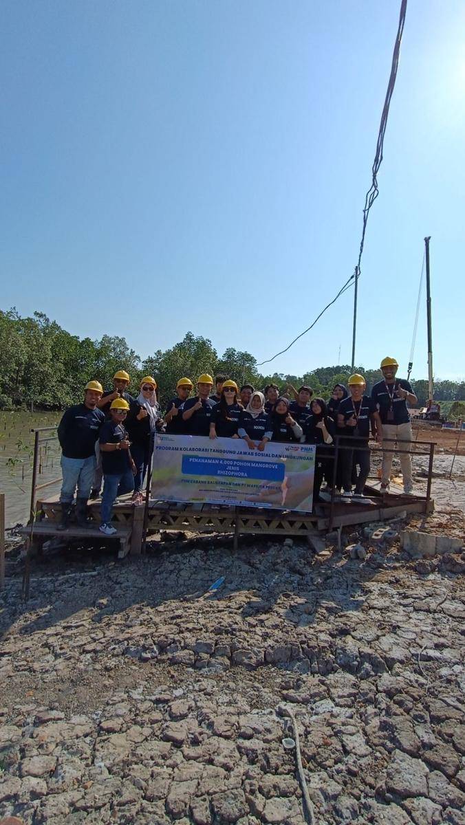 PT Permodalan Nasional Madani (PNM) Cabang Balikpapan bekerja sama dengan PT Waskita Beton Precast Tbk melakukan penanaman pohon mangrove dan penyediaan sarana sanitasi air bersih di wilayah Kota Balikpapan, Provinsi Kalimantan Timur sebagai wujud dari Program Tanggung Jawab Sosial dan Lingkungan (TJSL) yang dilaksanakan pada Rabu (25/10) lalu di Pulau Balang dan pada Kamis (26/10) di Desa Datuk Nondol serta Desa Sukaraja, Balikpapan, Kalimantan Timur. (Dok. PNM)