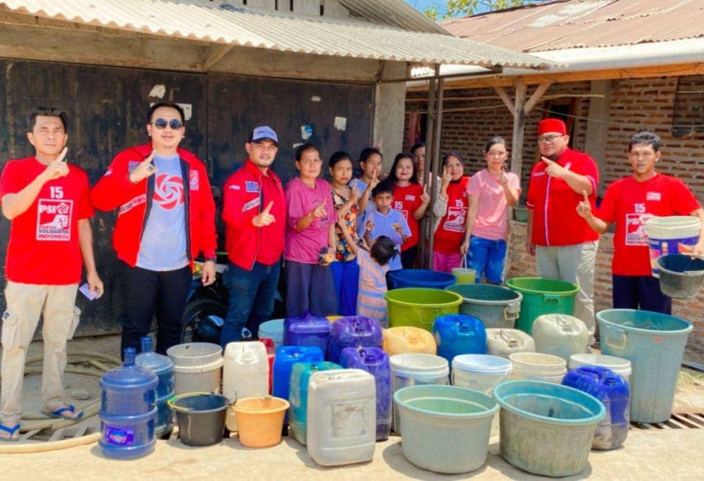 Kegiatan penyaluran air bersih dilakukan PSI Bandar Lampung. (IDN Times/Istimewa).
