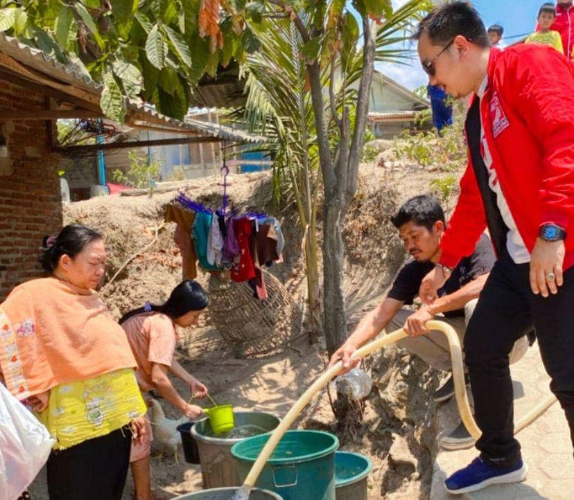 Kegiatan penyaluran air bersih dilakukan PSI Bandar Lampung. (IDN Times/Istimewa).