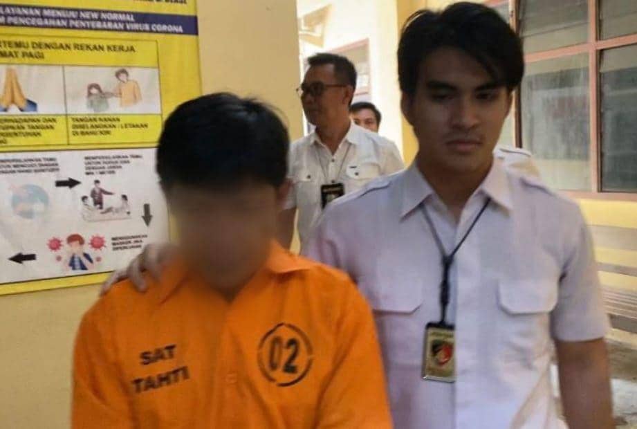 Penahanan Kepala Pekon Sukamernah, Tanggamus inisal SR atas kasus tindak pidana korupsi anggaran dana desa. (Dok. Polres Tanggamus).