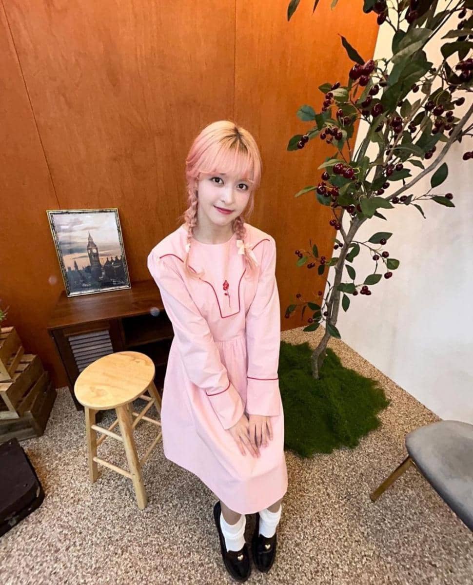 outfit girly ala Lily NMIXX (instagram.com/nmixx_official)