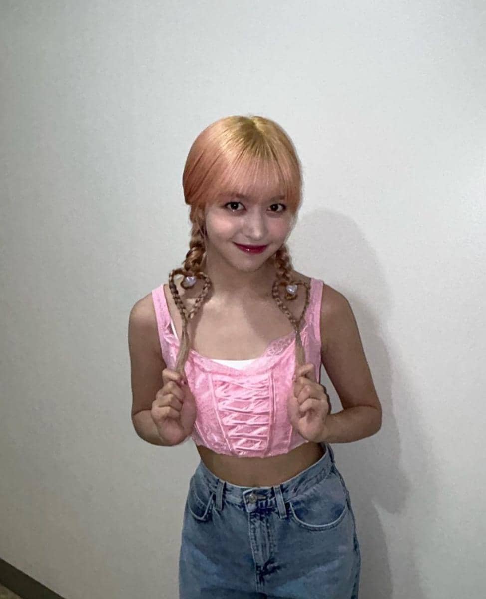 outfit girly ala Lily NMIXX (instagram.com/nmixx_official)