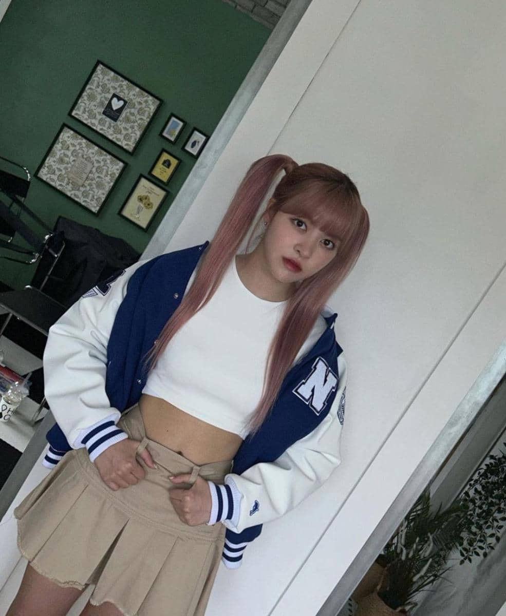 outfit girly ala Lily NMIXX (instagram.com/nmixx_official)