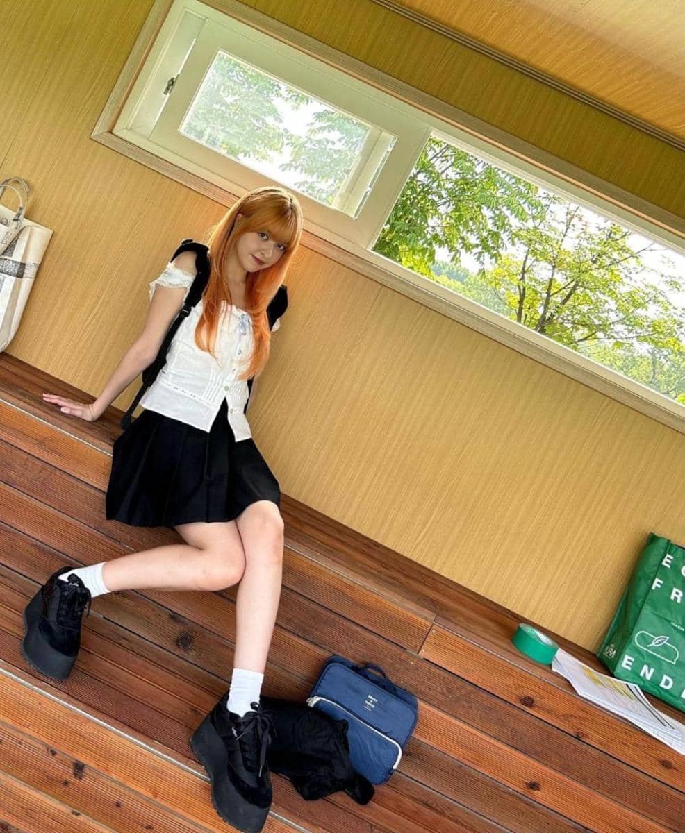 outfit girly ala Lily NMIXX (instagram.com/nmixx_official)