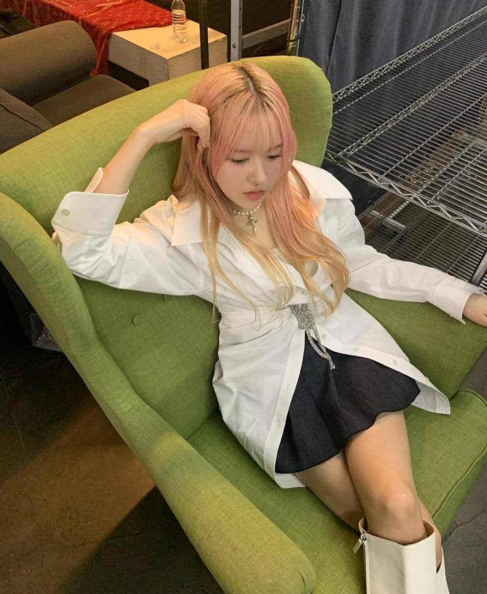 outfit girly ala Lily NMIXX (instagram.com/nmixx_official)