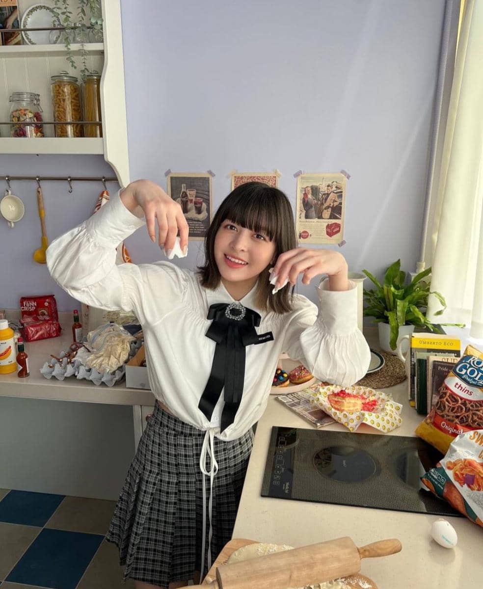 outfit girly ala Lily NMIXX (instagram.com/nmixx_official)