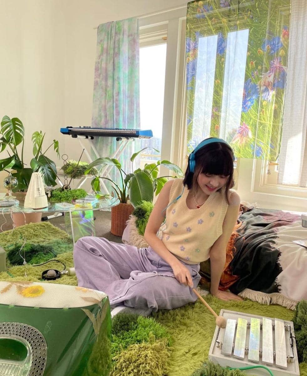 outfit girly ala Lily NMIXX (instagram.com/nmixx_official)