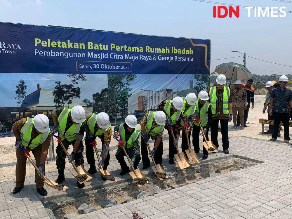 Peletakan batu pertama Masjid dan Gereja Bersama di Citra Maja Raya (IDN Times/Muhamad Iqbal)