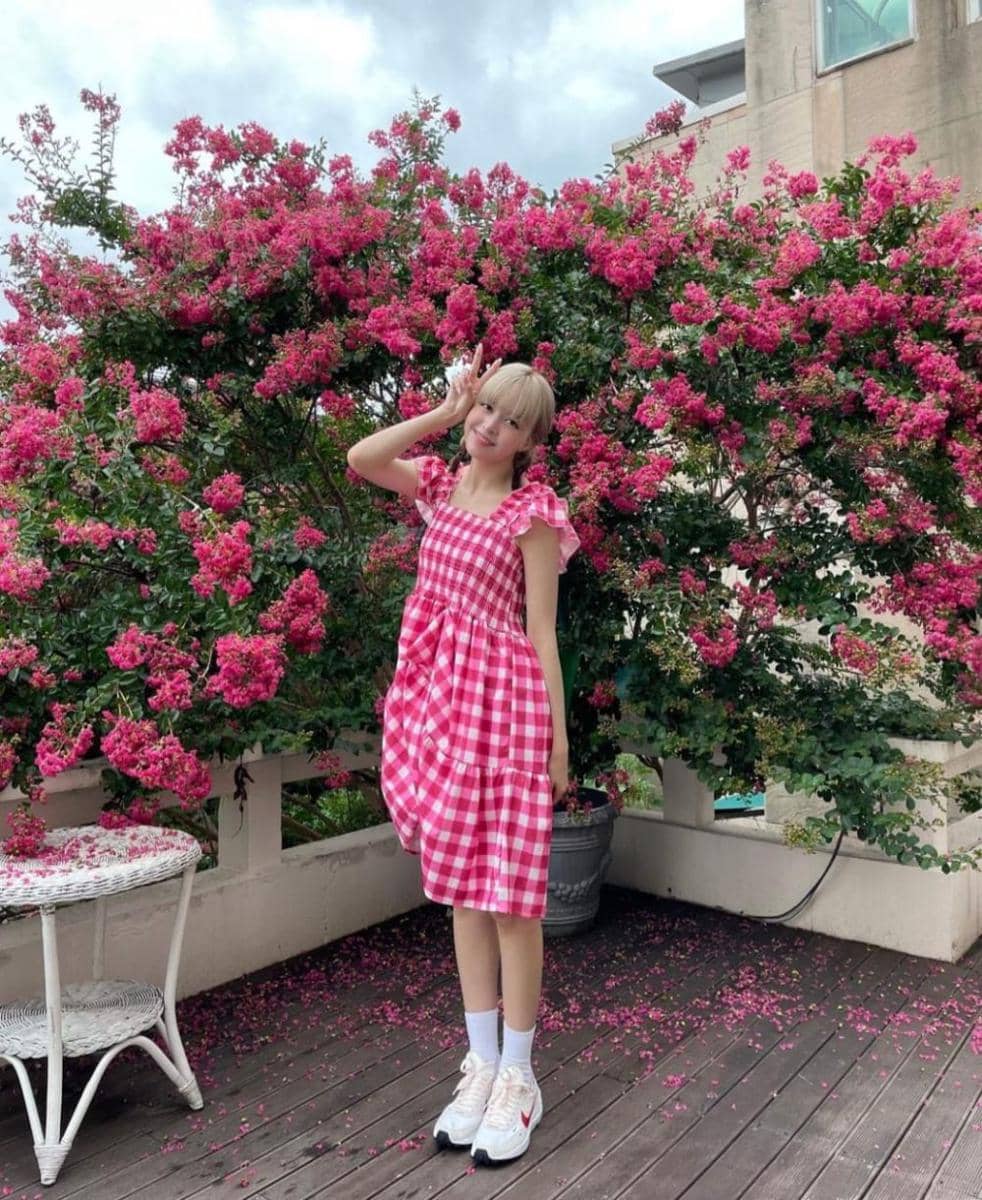 outfit girly ala Lily NMIXX (instagram.com/nmixx_official)