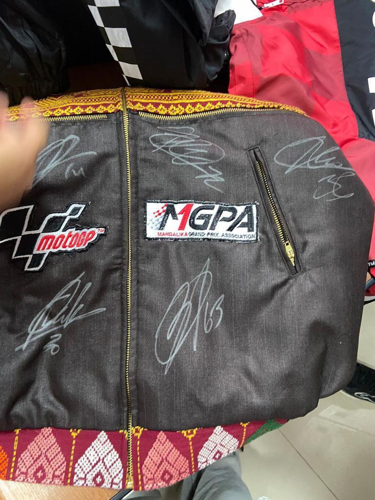 Jaket Bertanda Tangan Pembalap Top MotoGP Terjual Seharga Rp24,2 Juta