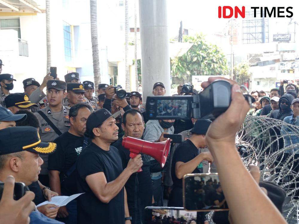 Manajemen saat menemui masa aksi Bonek Mania. (IDN Times/Khusnul Hasana)
