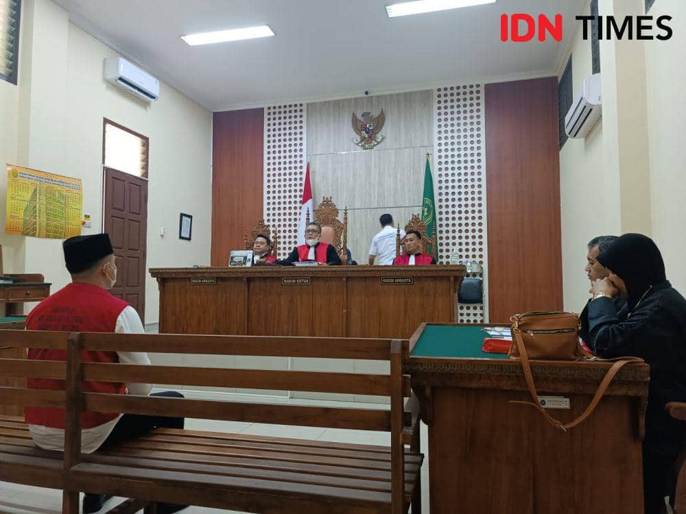 Sidang eksepsi terdakwa AKP Andri Gustami, eks Kasatresnarkoba Polres Lampung Selatan terlibat kasus narkotika Fredy Pratama, Senin (30/10/2023). (IDN Times/Tama Yudha Wiguna).