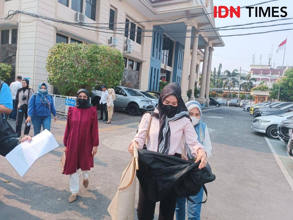 Istri terdakwa AKP Andri Gustami, Febri Gustami saat hadiri sidang perdana sang suami di PN Tanjungkarang, Senin (23/10/2023). (IDN Times/Tama Yudha Wiguna).