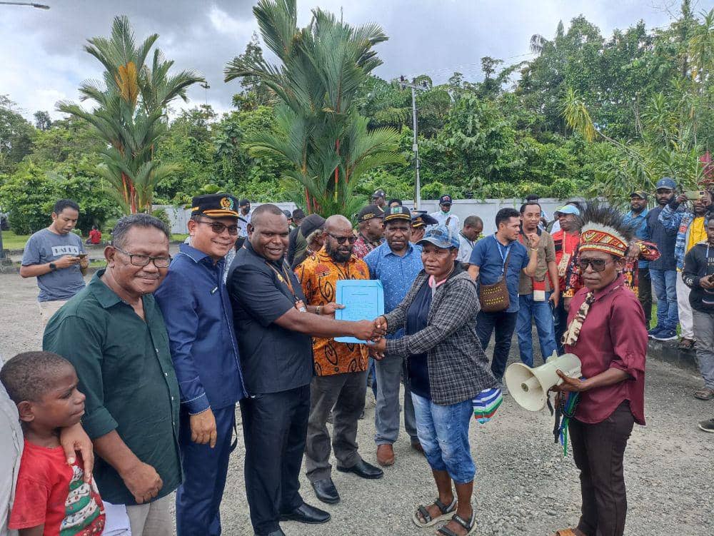 Penyerahan tuntutan oleh massa aksi kepada DPRD Mimika. (IDN Times/Endy Langobelen)