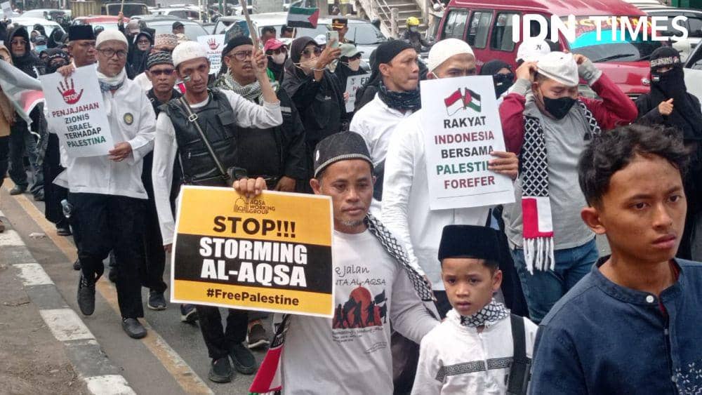 Ribuan orang dari Aliansi Masyarakat Sumsel Bela Palestina (AMSBP) melakukan aksi solidaritas membela Palestina di Palembang. (IDN Times/Rangga Erfizal)