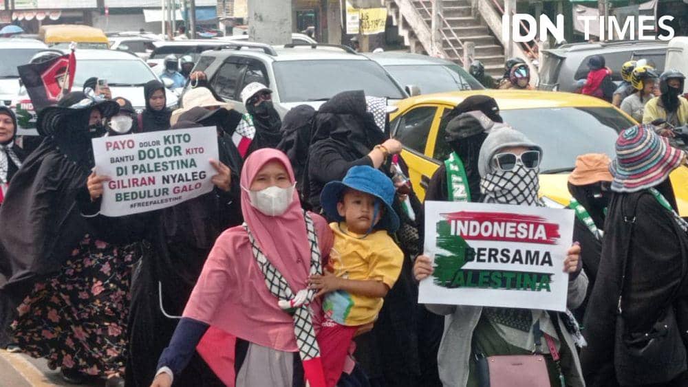 Ribuan orang dari Aliansi Masyarakat Sumsel Bela Palestina (AMSBP) melakukan aksi solidaritas membela Palestina di Palembang. (IDN Times/Rangga Erfizal)