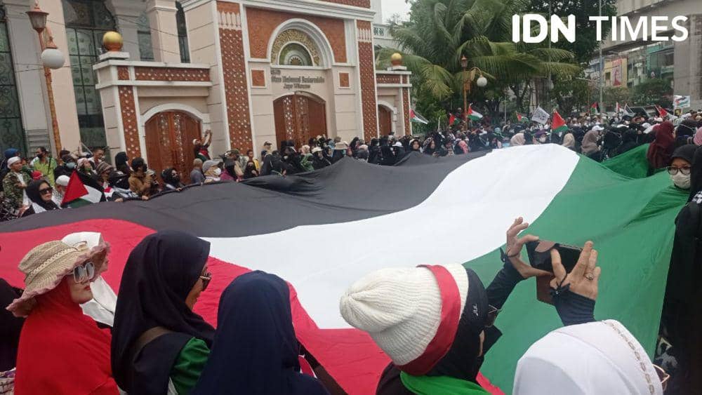 Ribuan orang dari Aliansi Masyarakat Sumsel Bela Palestina (AMSBP) melakukan aksi solidaritas membela Palestina di Palembang. (IDN Times/Rangga Erfizal)