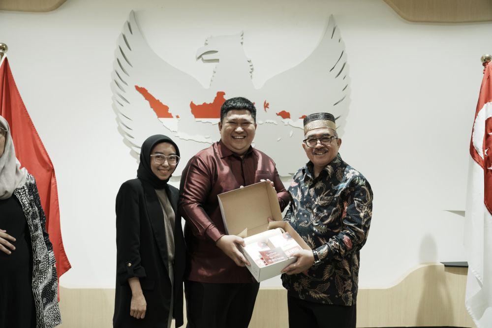 Duta Besar Republik Indonesia untuk Singapura, Suryo Pratomo (kanan) dan founder Kopiteori Uncle Trian (tengah). (Dok. Istimewa)