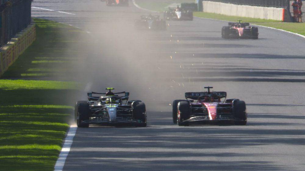 Lewis Hamilton (kiri) menyalip Charles Leclerc saat main race GP Meksiko 2023. (twitter.com/F1)