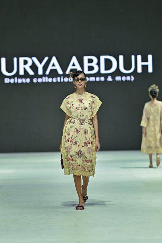 ide gaya ala ibu pejabat, koleksi Surya Abduh di JFW 2024 (dok. Getty Images/Jakarta Fashion Week)