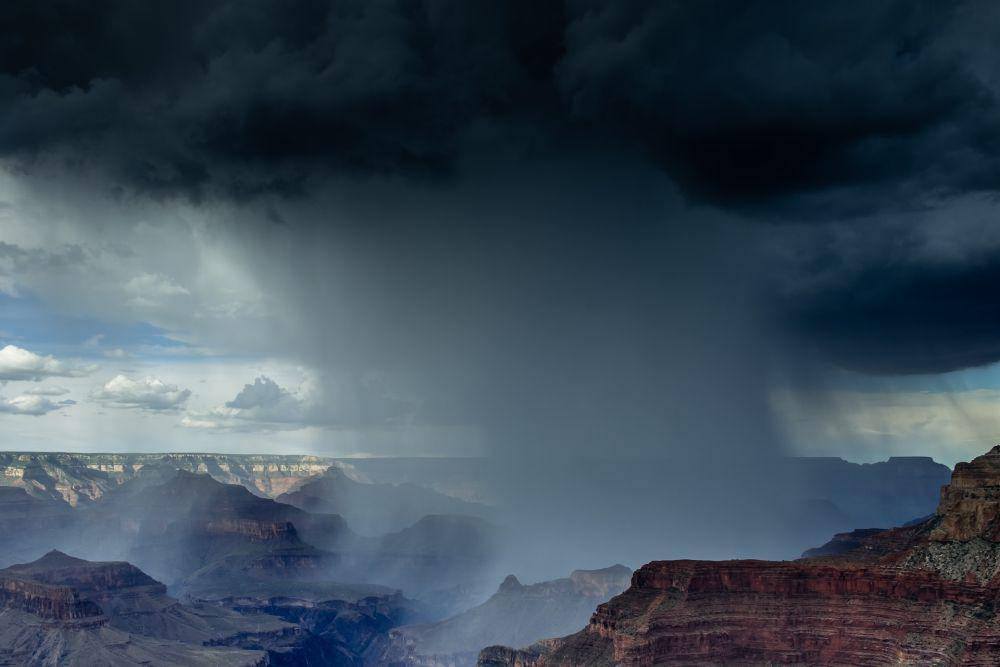 Cuaca hujan dengan petir di Grand Canyon (unsplash.com/Madhu Shesharam)