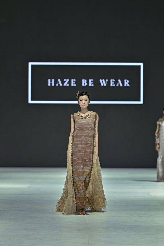 ide gaya modern dari kain tradisional ala Haze Be Wear (dok. Getty Images/Jakarta Fashion Week)