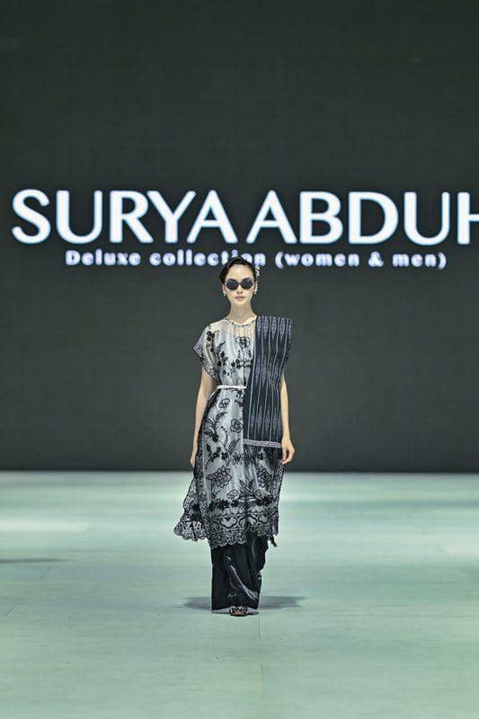ide gaya ala ibu pejabat, koleksi Surya Abduh di JFW 2024 (dok. Getty Images/Jakarta Fashion Week)